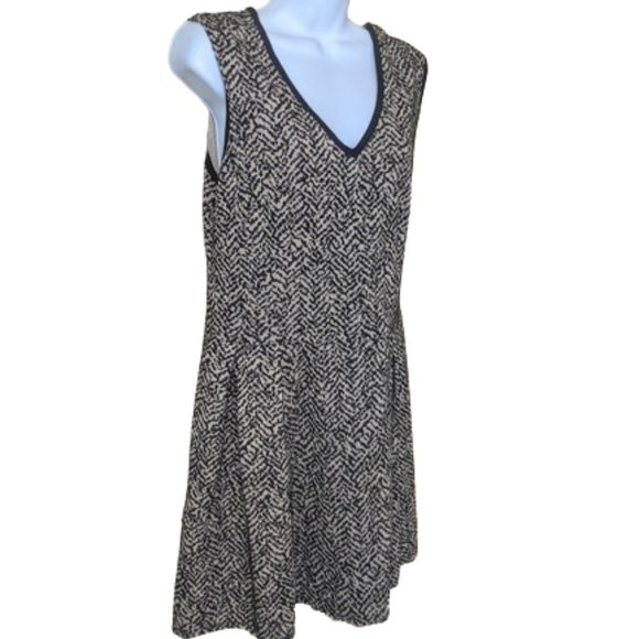 ---  Beige and Black V-Neck Sleeveless Dress Size Medium - Picture 2 of 3